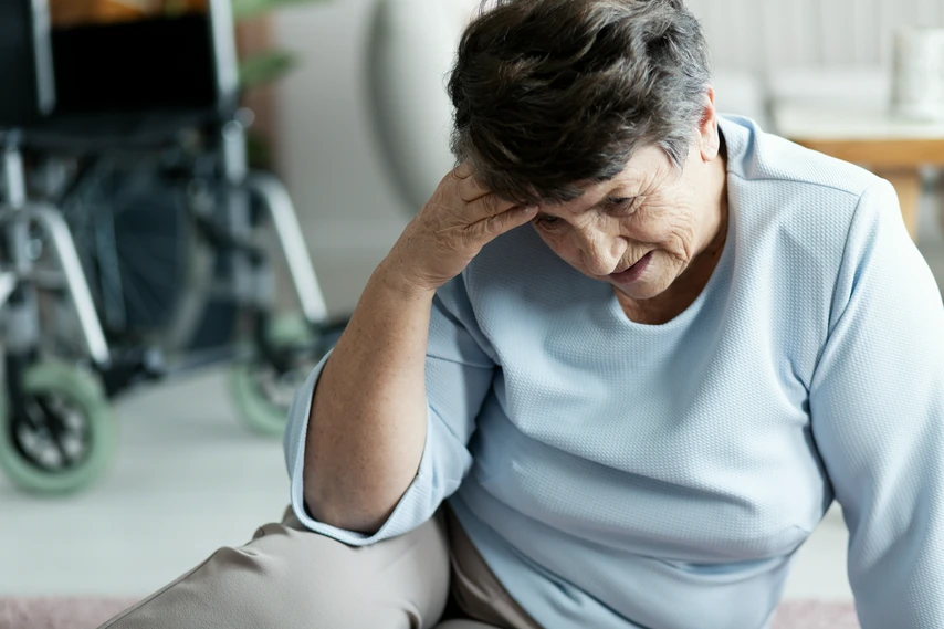 Lady sitting on the ground with head injury